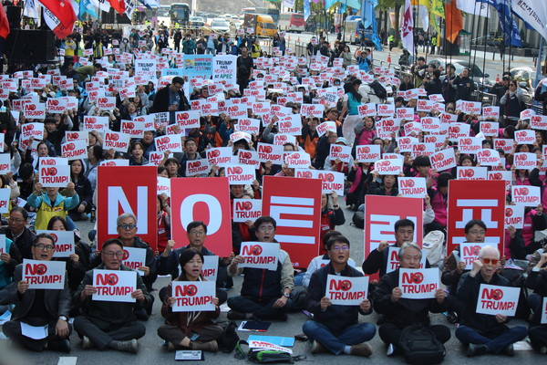 25일 오후 서울 숭례문 앞에서 트럼프위협저지공동행동(준)이 주최하는 '대미 투자강요 트럼프 규탄! 대미투자 전면 재검토 NO 트럼프 범시민대행진' 두번째 행동이 진행됐다. [사진-통일뉴스 이승현 기자]