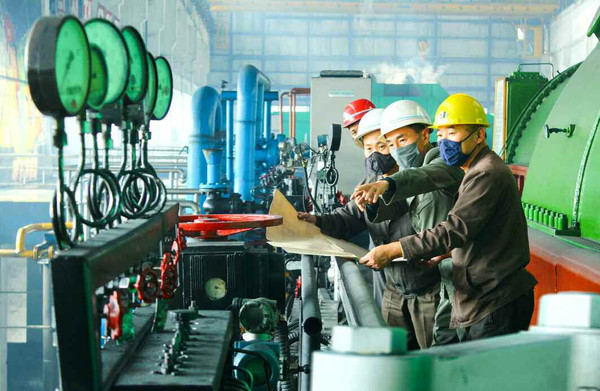 북한은 올해 국가경제발전을 위해 현행생산의 활성화와 정비보강사업을 더욱 강력히 추진해야 한다고 강조했다. 사진은 북창화력발전연합기업소 작업 현장. 2021.5 [사진-노동신문]