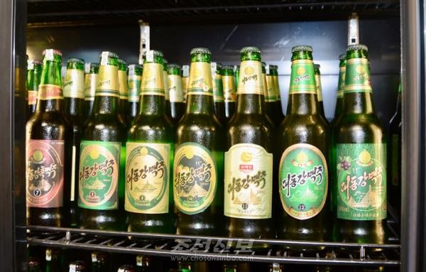 경공업제품전시회에서 첫 선을 보인 새 맥주들. [사진-조선신보 갈무리]