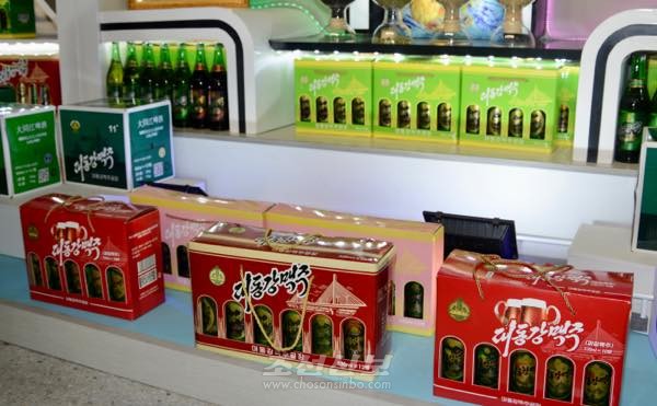 경공업제품전시회에서 첫 선을 보인 새 맥주들. 호평을 받았다고 한다. [사진-조선신보 갈무리] 