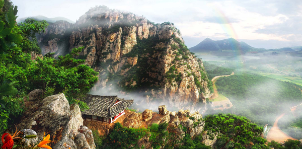 묘음사의 부속암자인 현암. 바위중턱에 매달려 있는 것 같다고 해서 다람절이라고도 부른다고 한다. [사진-금수강산]