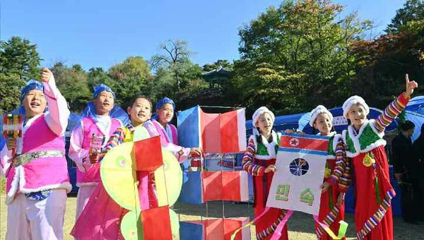 북한에서 '비물질문화유산전시회-2025'가 27일 모란봉청년공원에서 개막되었다. 연날리기 모습 [사진-노동신문]