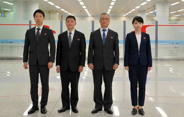 [노동신문] 창간 80돌 기념보고회에 참가하기 위해 평양에 도착한 재일 총련 조선신보사 대표단. [사진-노동신문 갈무리]