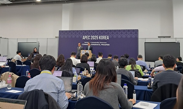 29일 저녁 경주 APEC 국제미디어센터에서 '한미정상회담 결과'를 브리핑하는 위성락 안보실장과 김용범 정책실장. [사진-통일뉴스 이광길 기자]