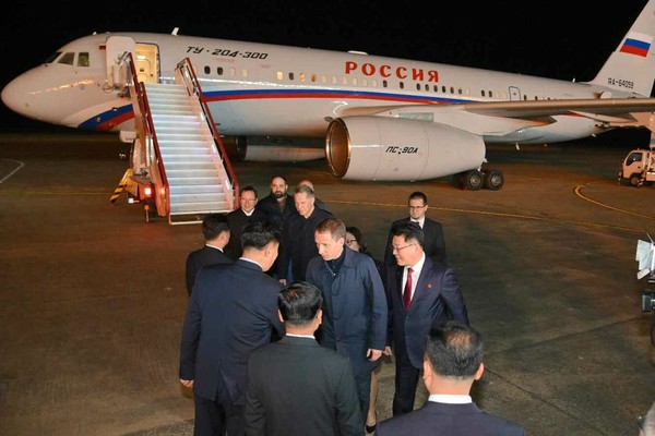 알렉산드르 코즐로프 러시아 천연에너지부 장관을 단장으로 하는 러시아 경제대표단이 29일 평양에 도착했다. [사진-노동신문]