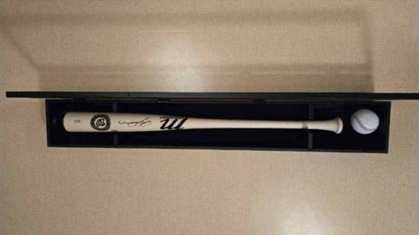 29일 트럼프 미 대통령이 이 대통령에게 선물로 준 야구 배트와 공. [사진-대통령실]