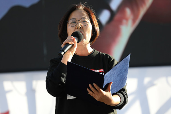 지은주 부산평화너머 상임대표겸 부산자주통일평화연대 상임대표가 개회 인사와 결심을 밝히고 있다. [사진-통일뉴스 김래곤 통신원]