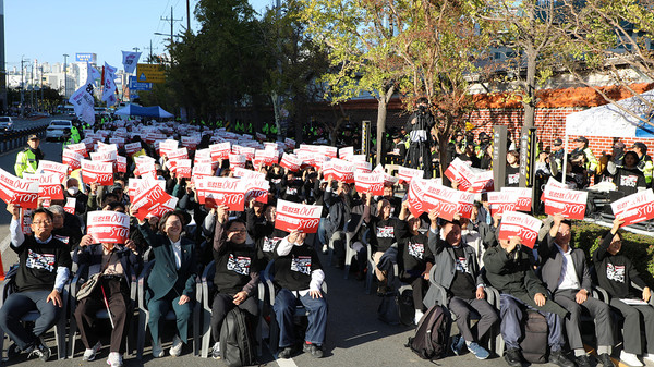 대회 참가자들이 미군 55보급창기지 앞에서 트럼프 OUT,  한미동맹 STOP을 외치고 있다. [사진-통일뉴스 김래곤 통신원]