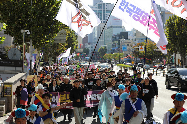 대회 참가자들이 부산역을 출발해 범일동 주한미군 55보급창 기지 앞으로 행진을 하고 있다. [사진-통일뉴스 김래곤 통신원]