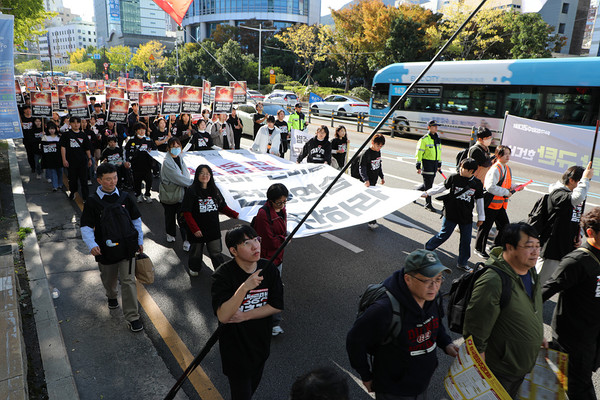 대회 참가자들이 ‘한미 한미일 전쟁연습 중단하라’는 펼침막을 들고 행진하고 있다.  [사진-통일뉴스 김래곤 통신원]