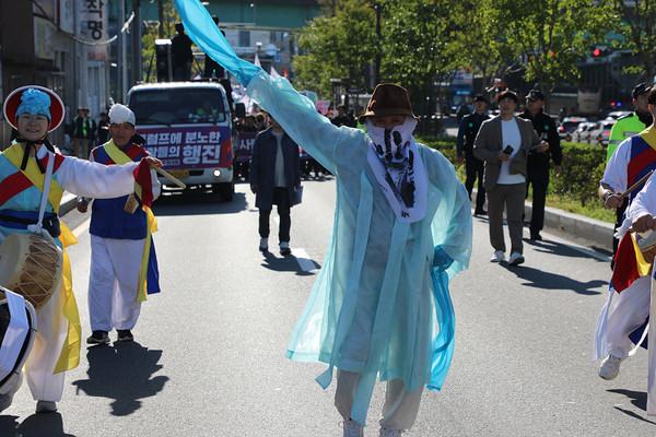 대회는 풍물패들이 앞길을 열면서 행진하였다.  [사진-통일뉴스 김래곤 통신원]
