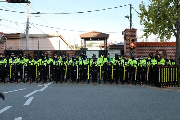 11월 2일, ‘한국평화주권대회’가 열리는 부산 범일동 주한미군 55보급창 기지 앞 전경. [사진-통일뉴스 김래곤 통신원]
