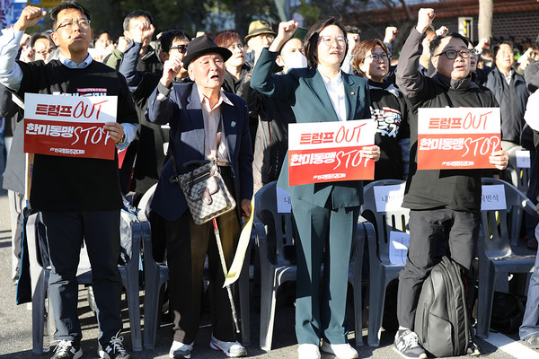 대회는 구연철 장기수 선생(왼쪽에서 두 번째)과 정혜경 진보당 국회의원(왼쪽에서 세 번째) 등 각계 인사들이 참여했다. [사진-통일뉴스 김래곤 통신원]