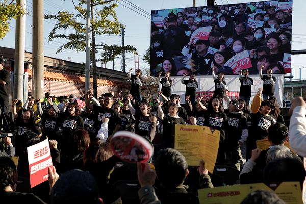 부산 평화너머 노래패 소리너머와 전국 청년학생들이 공연하고 있다. [사진-통일뉴스 김래곤 통신원]