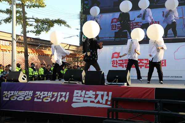 노동문예 창작단 ‘가자’의 퍼포먼스 ‘가위’ 공연이 펼쳐지고 있다. [사진-통일뉴스 김래곤 통신원]