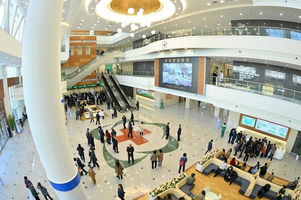 지난달 초 준공한 평양종합병원이 한달 어간인 3일 개원해 환자치료를 시작했다. [사진-노동신문]