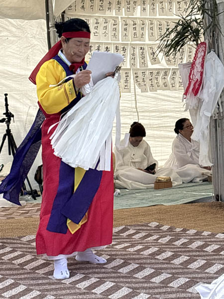 질치기 중에 희생자의 이름을 부르는 장면. [사진 – 문영임]