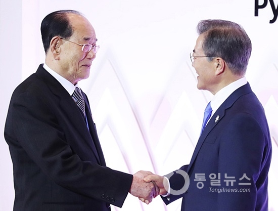 2018년 2월 9일 오후 강원도 용평리조트에서 열린 개회식 사전 리셉션에서 문재인 대통령과 김영남 상임위원장이 첫 악수를 하고 있다. [자료사진-통일뉴스]