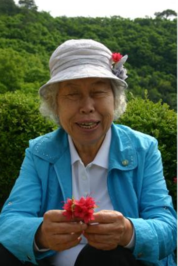 고인이 1950년대 빨치산 활동 시 치렀던 의령투쟁 현장을 2011년 5월 답사했을 당시 생전의 모습. [통일뉴스 자료사진]