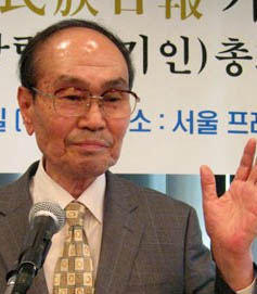 2012년 5월 ‘민족일보 기념사업회’를 창립해 이사장직을 맡았던 생전의 고인. [통일뉴스 자료사진]