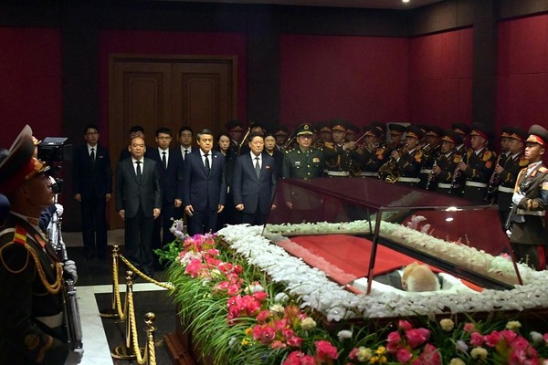 왕야쥔(王亚军) 주묵 중국대사와 대사관 관계자들이 조문했다. [사진-노동신문]