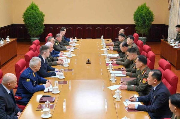 러시아 군사정치총국 대표단과 북측 군 총치국 대표들이 5일 평양에서 회담을 갖고 두 나라 군대정치기관들 사이의 교류와 협조 강화를 토의했다. [사진-노동신문]
