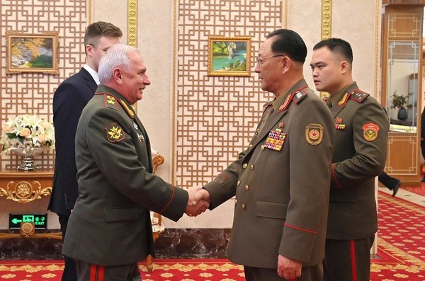 빅토르 고레미킨 러시아 국방부 차관 겸 군사정치총국장과 노광철 북한 국방상 [사진-노동신문]