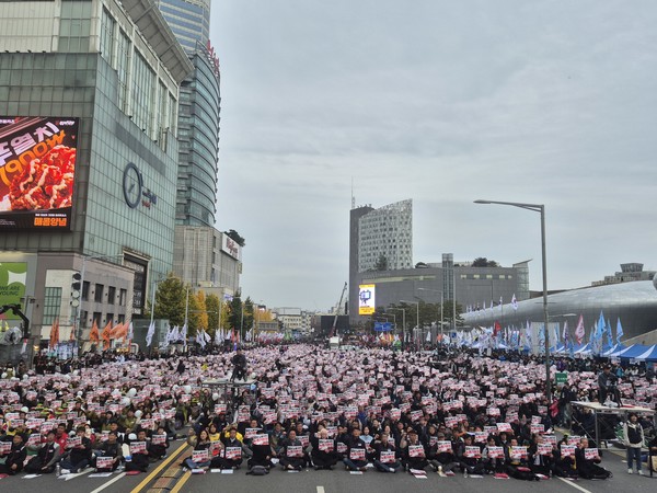 민주노총은 8일 오후 서울 동대문 디자인플라자(DDP)앞에서 모든 노동자의 민주노총이 되어 새 시대를 주도하겠다는 의지를 담아 '주도하라 새 시대를! 모든 노동자의 민주노총!'이라는 구호를 전면에 걸고 '전태일열사 정신계승 2025 전국노동자대회'를 개최했다.[사진-통일뉴스 이승현 기자]