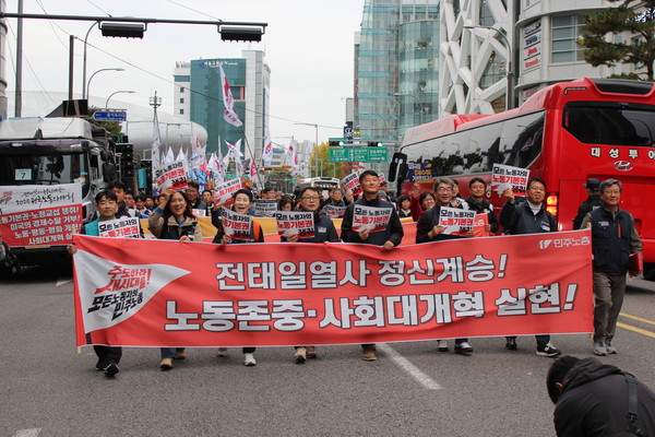 대회를 마친 참가자들은 을지로를 거쳐 세종호텔 공공농성장까지, 또 종로를 거쳐 서울고용노동청을 향해 도심행진을 벌였다. [사진-통일뉴스 이승현 기자]