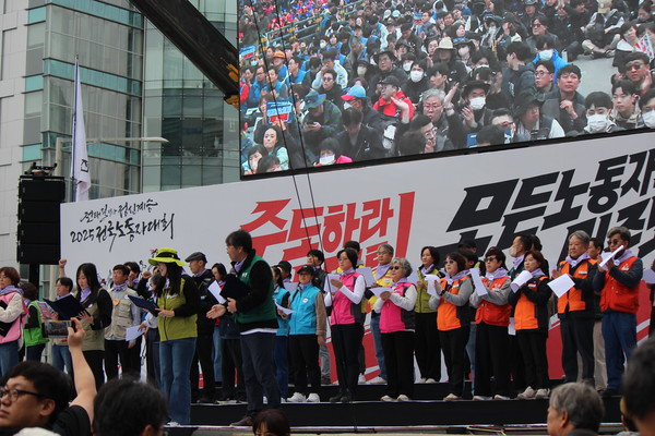 '숨은 전태일' 조합원들이 대회 개회선언을 했다. [사진-통일뉴스 이승현 기자]