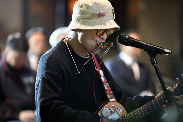 박준 민중가수가 추모 노래를 부르며 추모객들과 슬픔을 함께했다. [사진-통일뉴스 김래곤 통신원]