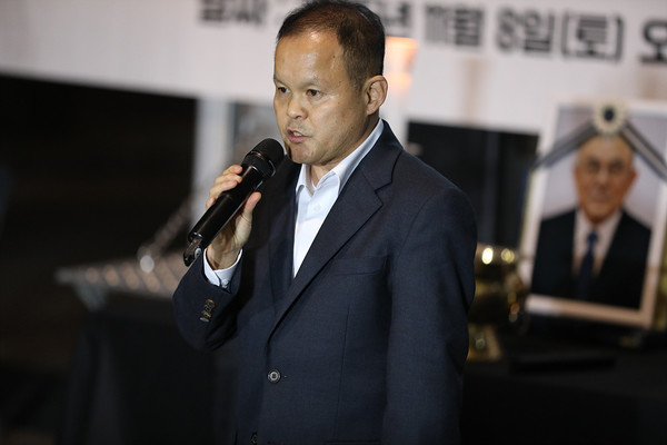 최인기 민주노점상전국연합 수석부의장이 호상 인사를 하고 있다. [사진-통일뉴스 김래곤 통신원]