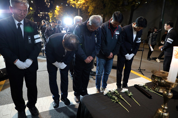 각계 인사 대표들이 고인의 영정 앞에 합동헌화를 하고 있다. [사진-통일뉴스 김래곤 통신원]