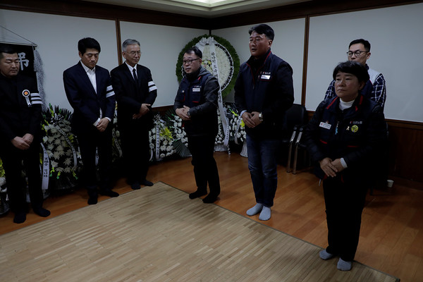  양경수 민주노총 위원장(가운데), 함재규 민주노총 통일위원장(왼쪽), 이미선 민주노총 부위원장(오른쪽) 등이 고인의 영정 앞에 조문을 하고 있다. [사진-통일뉴스 김래곤 통신원]