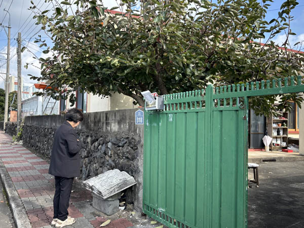 열사의 생가 앞 비문에서 묵념하는 김정임 정의당 서귀포시 지역위원장. [사진 – 문영임]