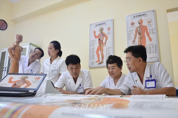 고려의학병원의 의사들. [사진-조선신보 갈무리]