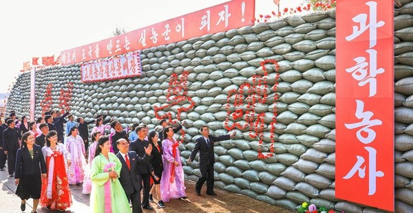 북한 전역에서 연일 결산분배가 진행되고 있다. 사진은 평양시 강남군 고천농장의 결산분배장 [사진-노동신문]