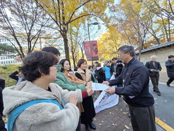 기자회견 직후 ′범시민행동공동대책위원회′ 측이 학원 심야 교습 연장 조례안 폐기 촉구 서한문을 서울시 의회 관계자에게 전달하고 있다. [사진-통일뉴스 위정량 통신원]