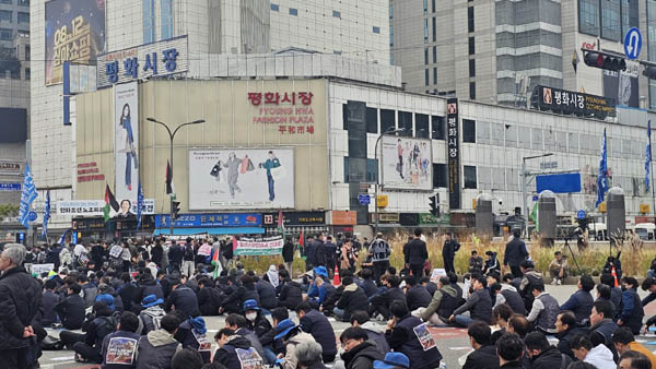 전태일열사 55주기와 민주노총 창립 30주년을 맞아 ‘2025 전국노동자대회’가 11월 8일 전태일 열사가 일하고 분신했던 평화시장 건너편 동대문역사문화공원에서 열렸다. [사진 - 통일뉴스 하태한 통신원]