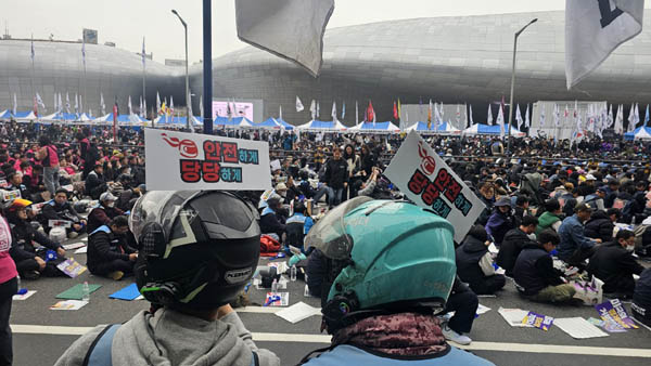 배달 노동자들도 자신들의 요구를 내걸었다. [사진 - 통일뉴스 하태한 통신원]