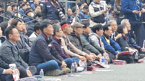 양경수 민주노총 현 위원장과 단병호,  한상균 전 위원장 등이 나란히 앞자리를 지켰다. [사진 - 통일뉴스 하태한 통신원]