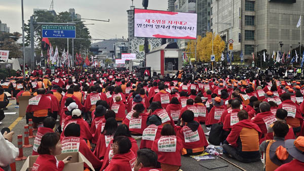 눈에 들어온 것은 여성노동자의 숫자가 엄청 많아졌다는 것이다. 이러한 세태를 반영했는지 다양한 색깔의 조끼와 응원도구 등이 많았다. [사진 - 통일뉴스 하태한 통신원]