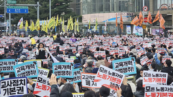 오늘의 노동자대회는 연맹 별로 자신들의 요구와 이슈에 집중하는 모습이었다. [사진 - 통일뉴스 하태한 통신원]