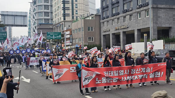 집회를 마치고 연맹별로 나뉘어 을지로와 종로로 행진했다. [사진 - 통일뉴스 하태한 통신원]