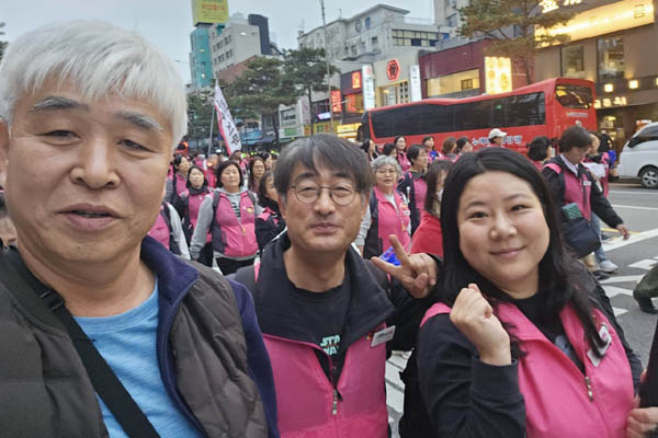 전국학교비정규직노동조합(학비노조) 사무국장 고영국과 서울 학비노조원과 찰칵! [사진 - 통일뉴스 하태한 통신원]
