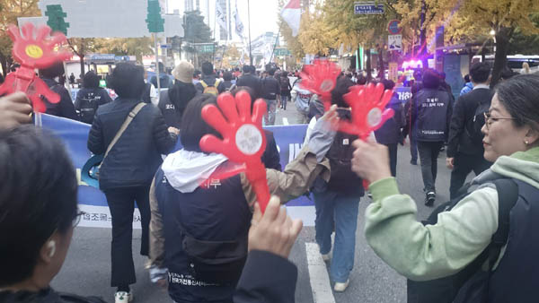 다양한 응원 소도구들이 등장했다. [사진 - 통일뉴스 하태한 통신원]