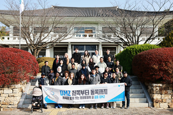 외국인 참가자들이 강화전쟁박물관에서 기념사진을 찍고 있다. [사진-통일뉴스 김아솔 통신원]