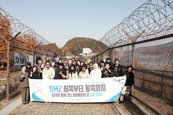 외국인 참가자들이 한국전쟁 참전용사 기념공원에서 기념사진을 찍고 있다. [사진-통일뉴스 김아솔 통신원]