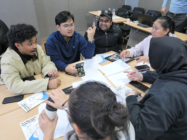 외국인 참가자들이 평화통일 워크숍에서 토론을 하고 있다. [사진-통일뉴스 김아솔 통신원]