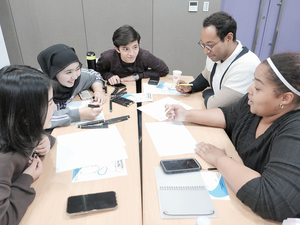 외국인 참가자들이 평화통일 워크숍에서 토론을 하고 있다. [사진-통일뉴스 김아솔 통신원]